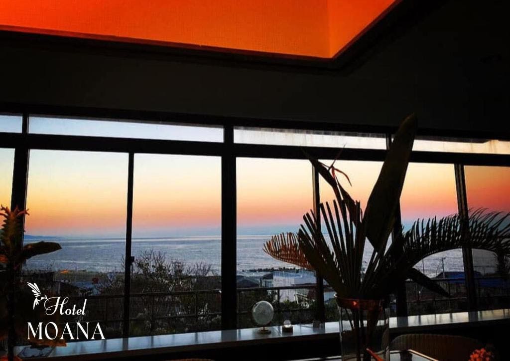 Hotel MOANA Spectacular Ocean View Cafe Lounge