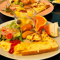 Kami menyediakan sarapan untuk semua tamu.