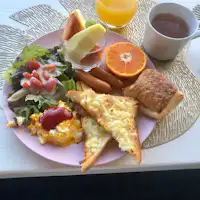 Kami menyediakan sarapan untuk semua tamu.