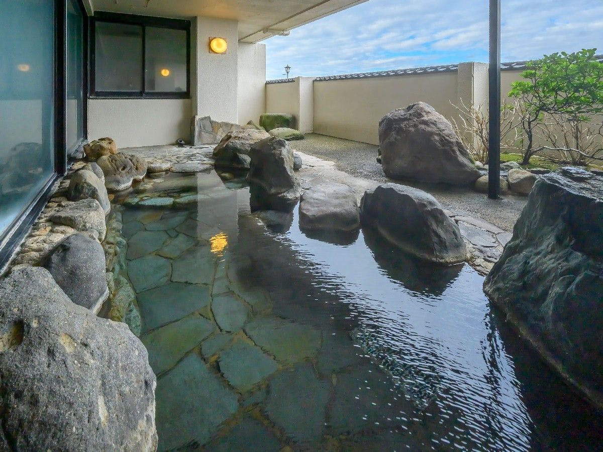 น้ำพุร้อนธรรมชาติ