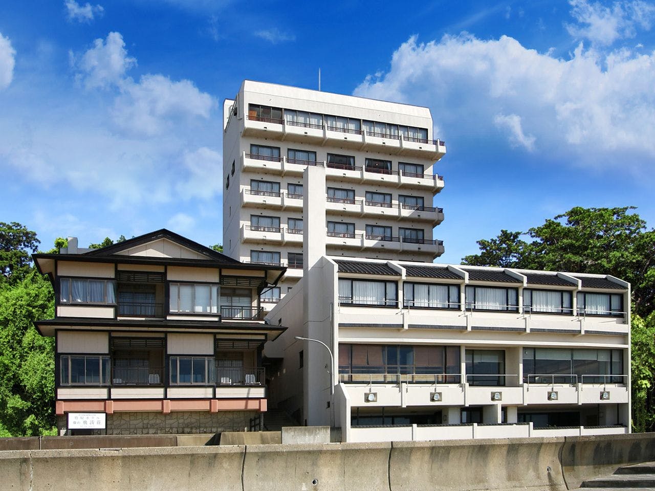 โรงแรมทาเคยะตั้งอยู่ริมทะเลญี่ปุ่น