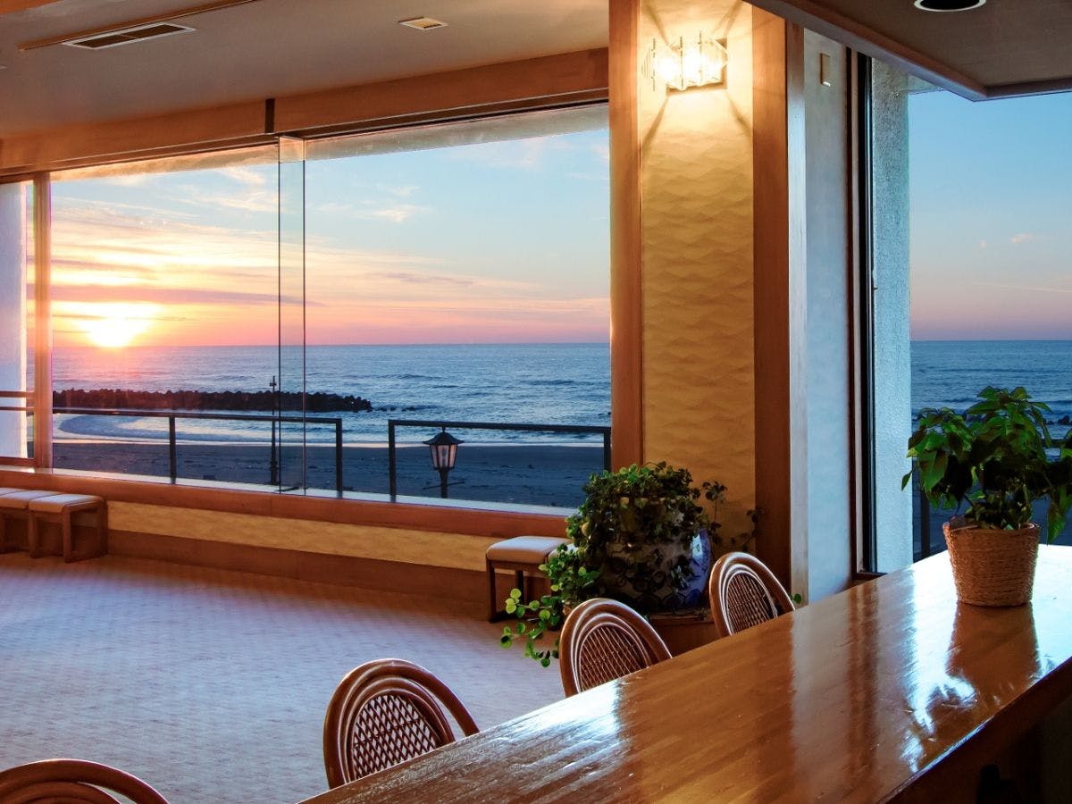 ล็อบบี้ที่เต็มไปด้วยความรู้สึกโปร่งโล่ง