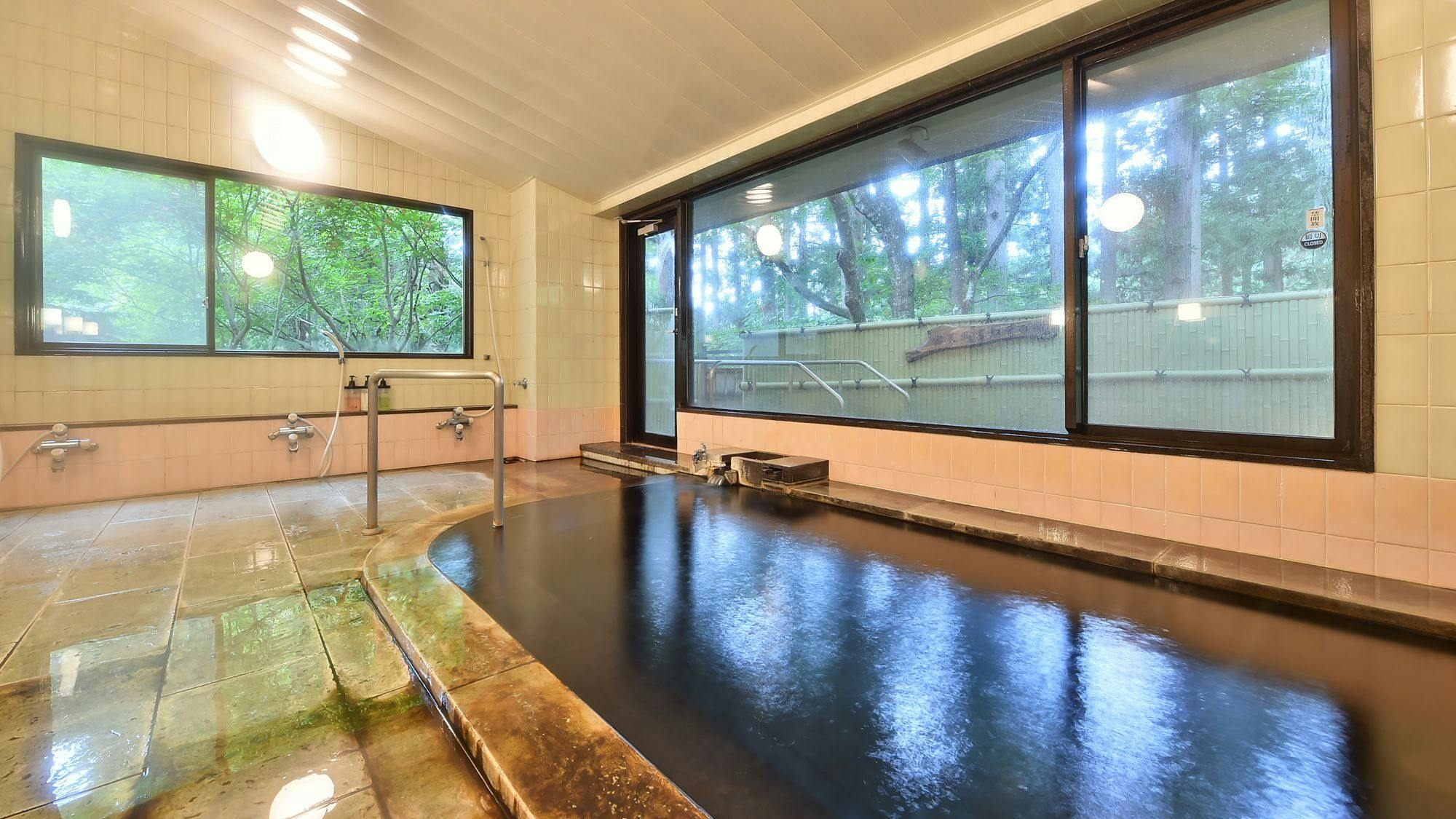 บ่อน้ำพุร้อนโมมิจิ - อ่างอาบน้ำในร่ม