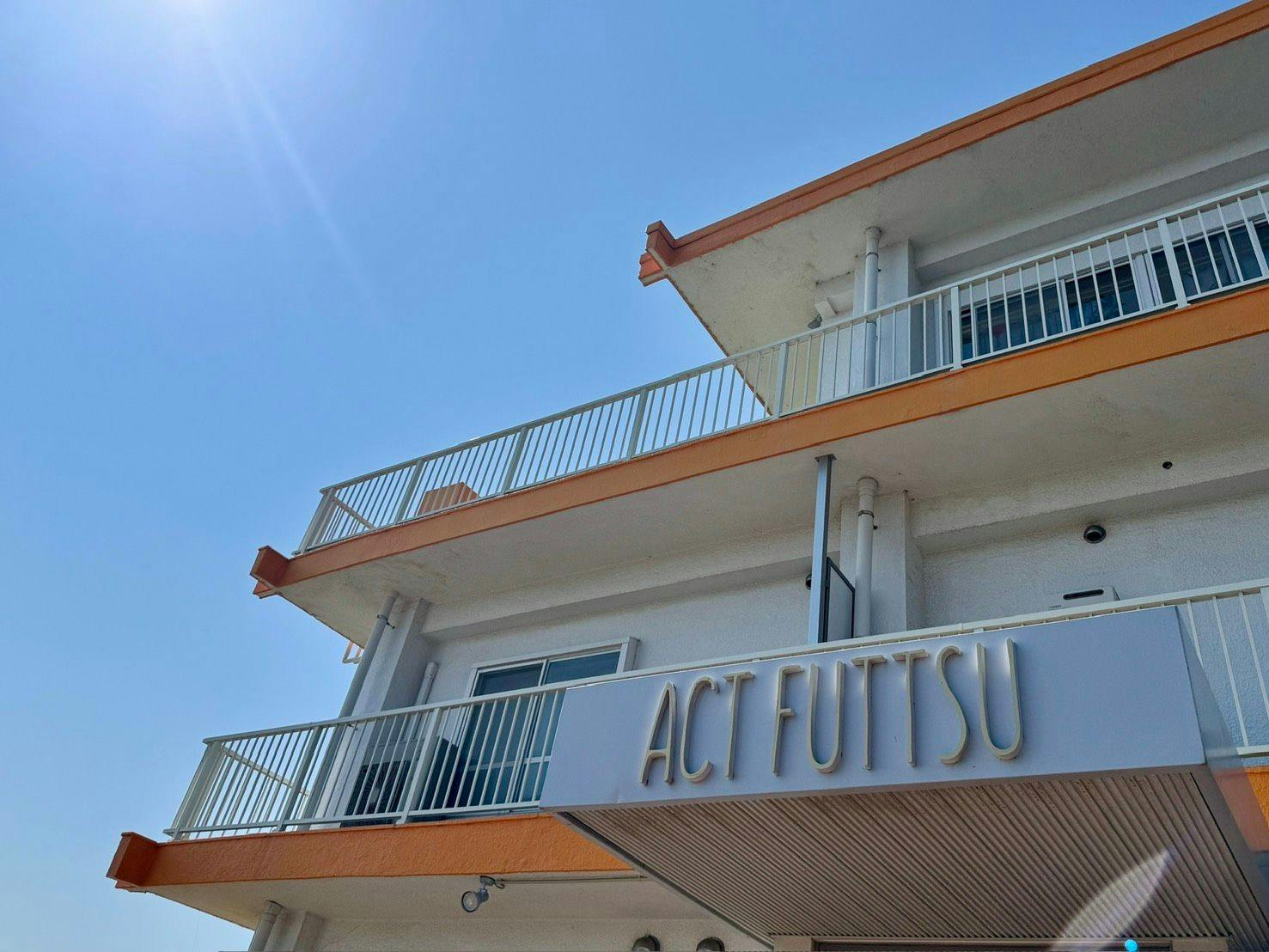 เข้าพักอย่างสบายในอาคารโรงแรม 3 ชั้น