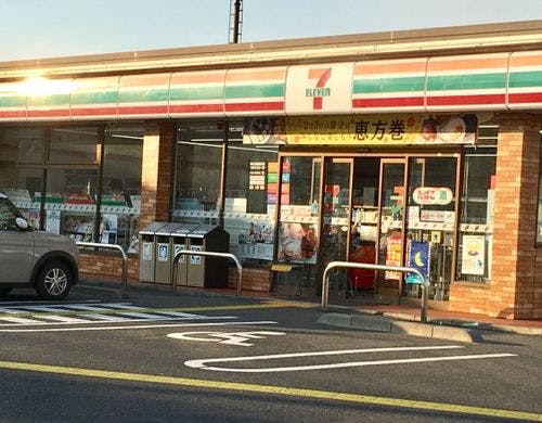 当施設の前のコンビニ