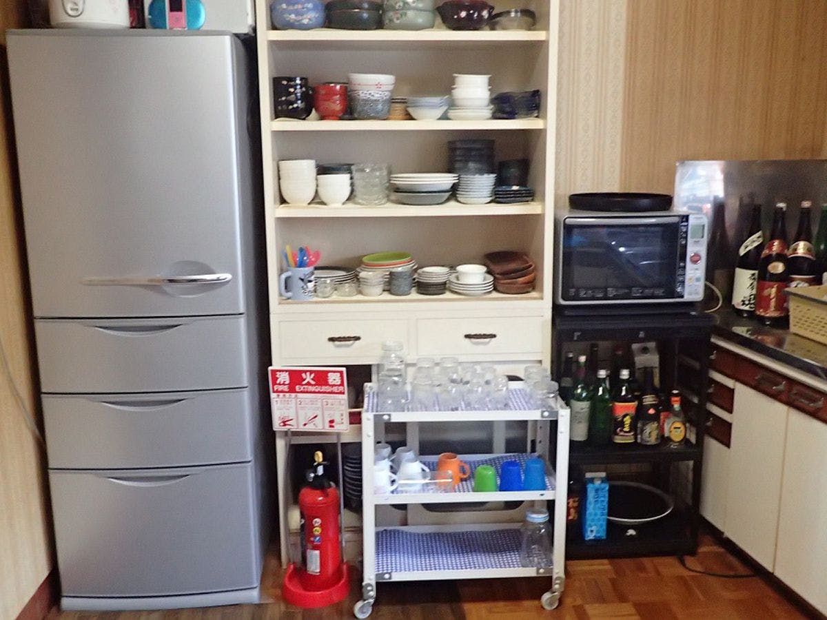 공용 주방에 냉장고와 조리 도구 등이 있습니다.