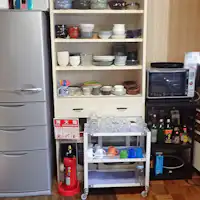 공용 주방에 냉장고와 조리 도구 등이 있습니다.