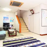 흰색을 기본으로 한 밝은 현관 로비입니다!