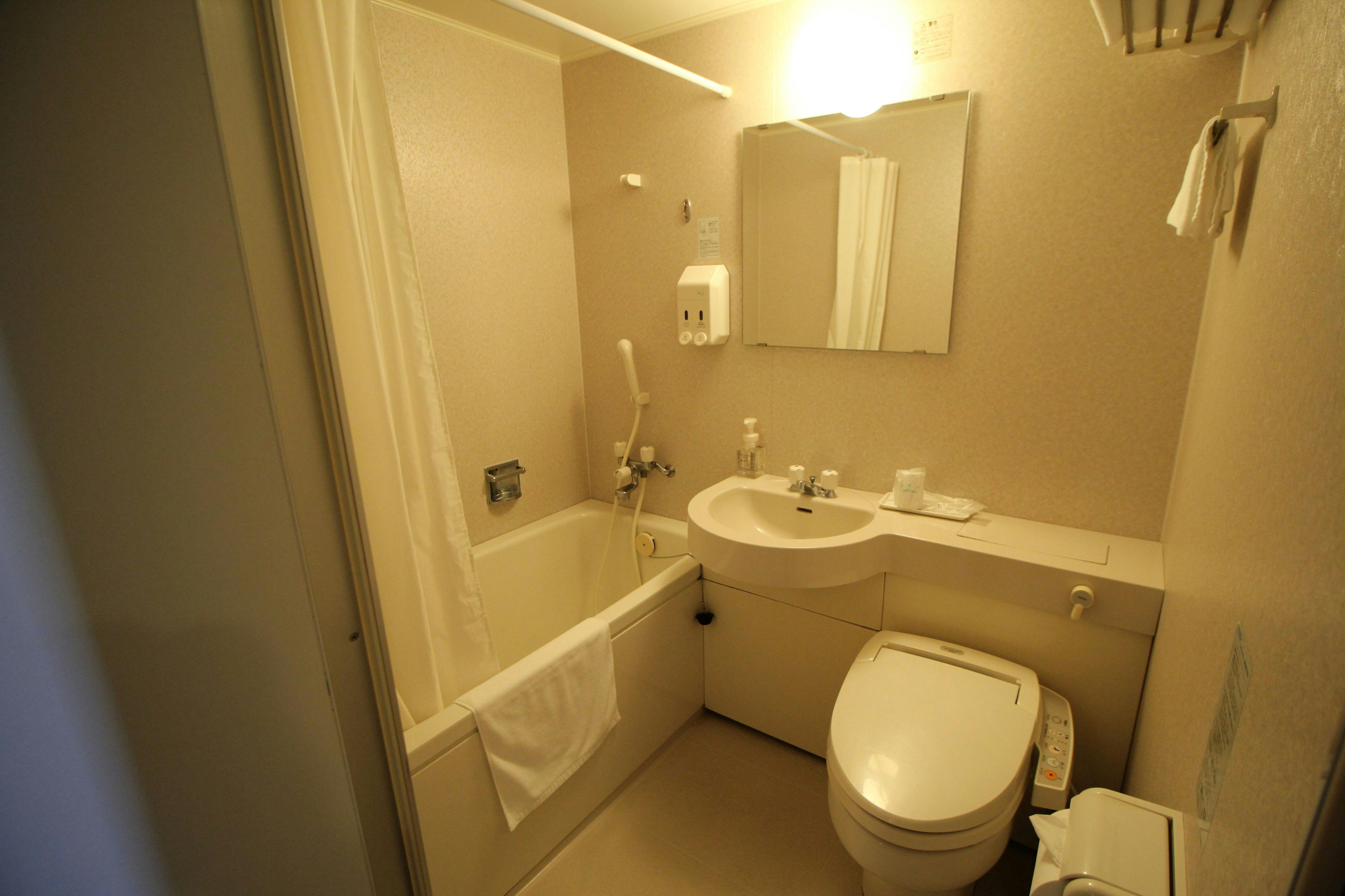 Kamar Single Bisnis Gedung Baru dengan Kamar Mandi Dalam