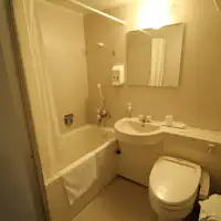 Kamar Single Bisnis Gedung Baru dengan Kamar Mandi Dalam