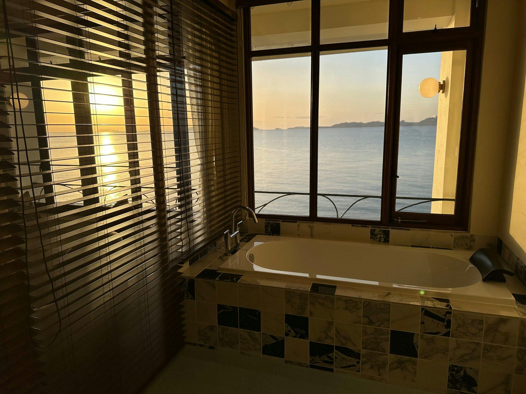 วิวพระอาทิตย์ตกจากห้องน้ำ