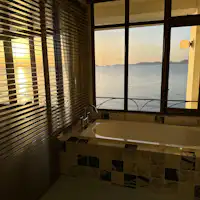 วิวพระอาทิตย์ตกจากห้องน้ำ