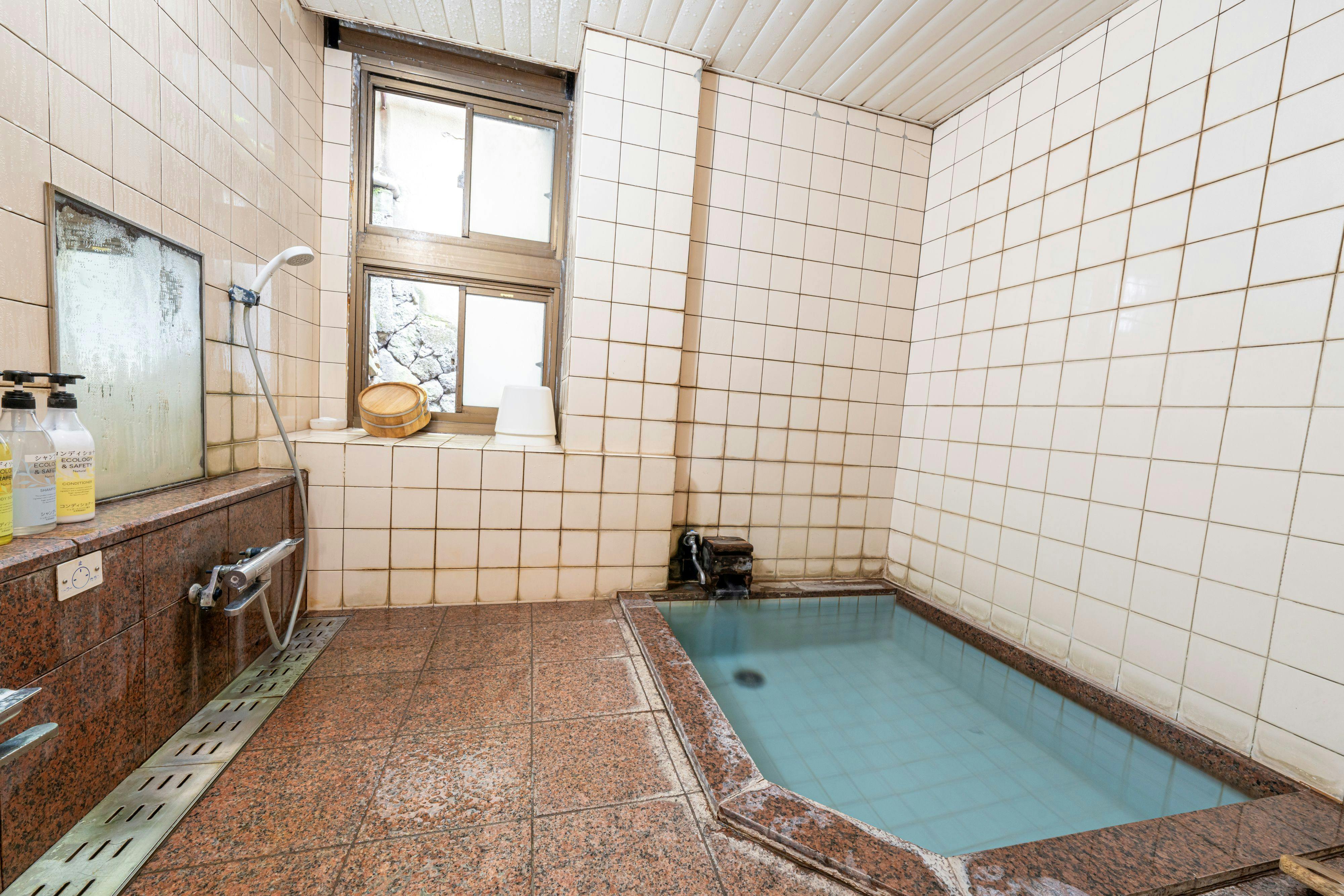 น้ำพุร้อนภายในอาคาร (สำหรับผู้หญิง)