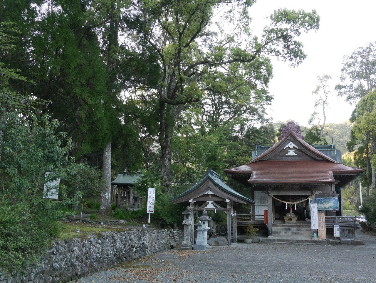시비 신사: 당관에서 도보 약 1분.