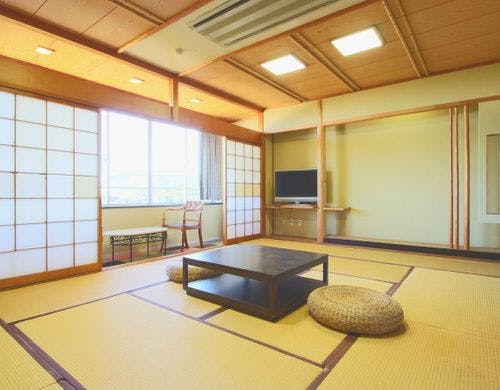 12畳和室●広縁に洗面台と冷蔵庫があります