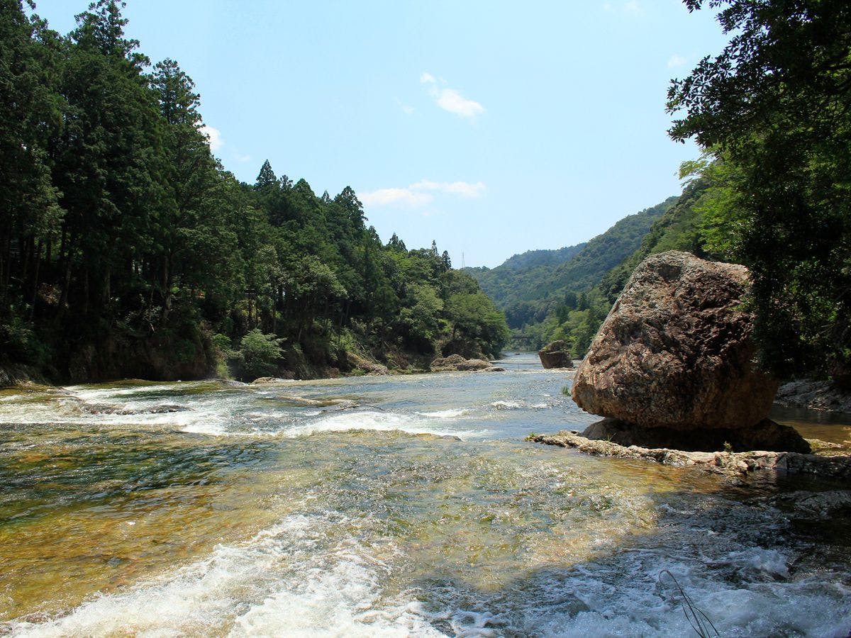 กลายเป็นที่คึกคักด้วยผู้คนในฐานะสระว่ายน้ำธรรมชาติ