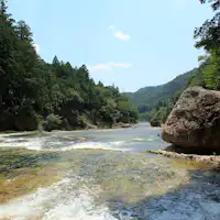 กลายเป็นที่คึกคักด้วยผู้คนในฐานะสระว่ายน้ำธรรมชาติ