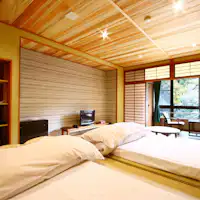 ห้องพักนี้ล้อมรอบด้วยธรรมชาติที่คุณสามารถสัมผัสเสียงน้ำไหลได้