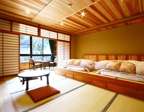 せせらぎを感じる自然に囲まれたお部屋です