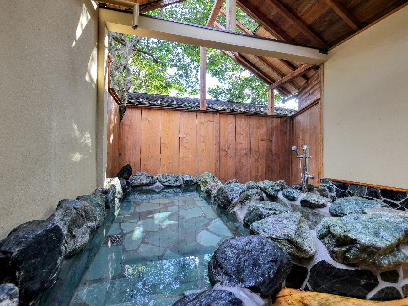 ตัวอย่างอ่างอาบน้ำส่วนตัว (อ่างอาบน้ำกลางแจ้งสไตล์ญี่ปุ่นที่ทำจากหิน)