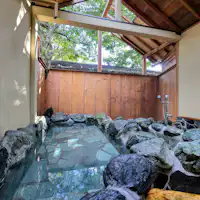 Contoh pemandian pribadi (Pemandian luar ruangan bergaya Jepang berbahan batu)