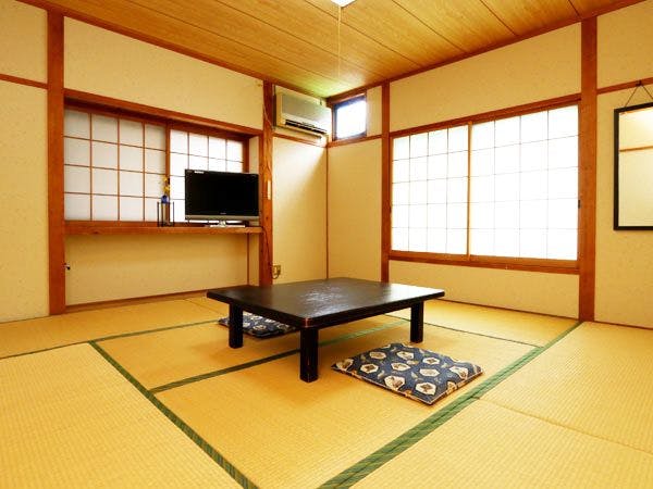 นี่คือห้องพักที่มีการออกแบบสไตล์ญี่ปุ่นที่สงบเงียบ