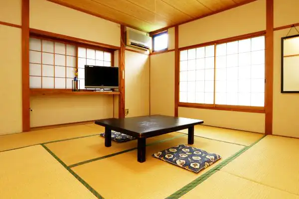 นี่คือห้องพักที่มีการออกแบบสไตล์ญี่ปุ่นที่สงบเงียบ
