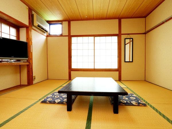 นี่คือห้องพักที่มีการออกแบบสไตล์ญี่ปุ่นที่สงบเงียบ