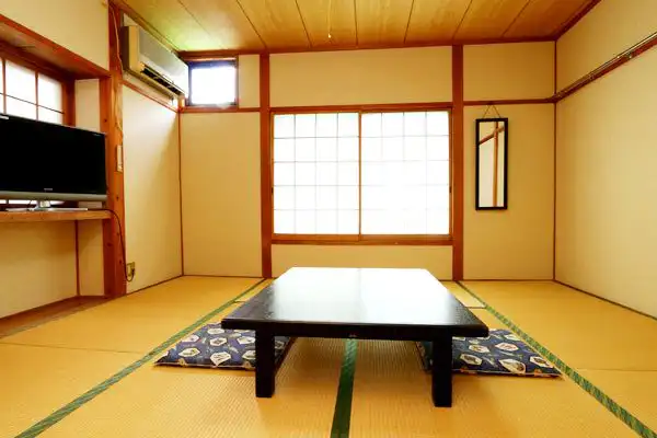 นี่คือห้องพักที่มีการออกแบบสไตล์ญี่ปุ่นที่สงบเงียบ