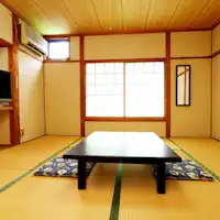 นี่คือห้องพักที่มีการออกแบบสไตล์ญี่ปุ่นที่สงบเงียบ