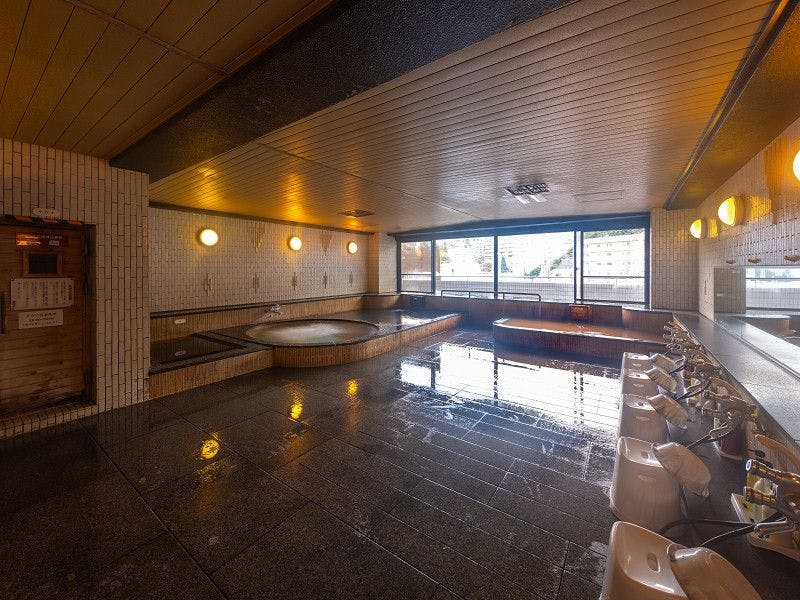 온천욕장 금탕과 은탕, 사우나 있음.