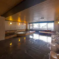 온천욕장 금탕과 은탕, 사우나 있음.