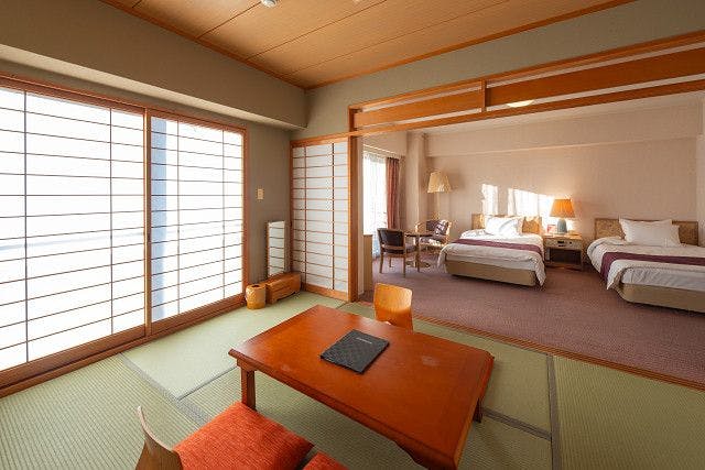 일본식 및 서양식 객실: 다다미 6장 크기의 일본식 객실과 서양식 객실.