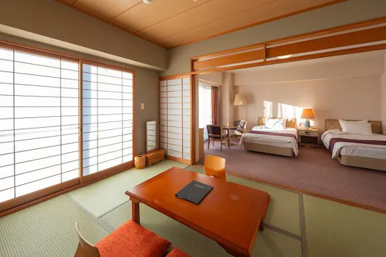 일본식 및 서양식 객실: 다다미 6장 크기의 일본식 객실과 서양식 객실.