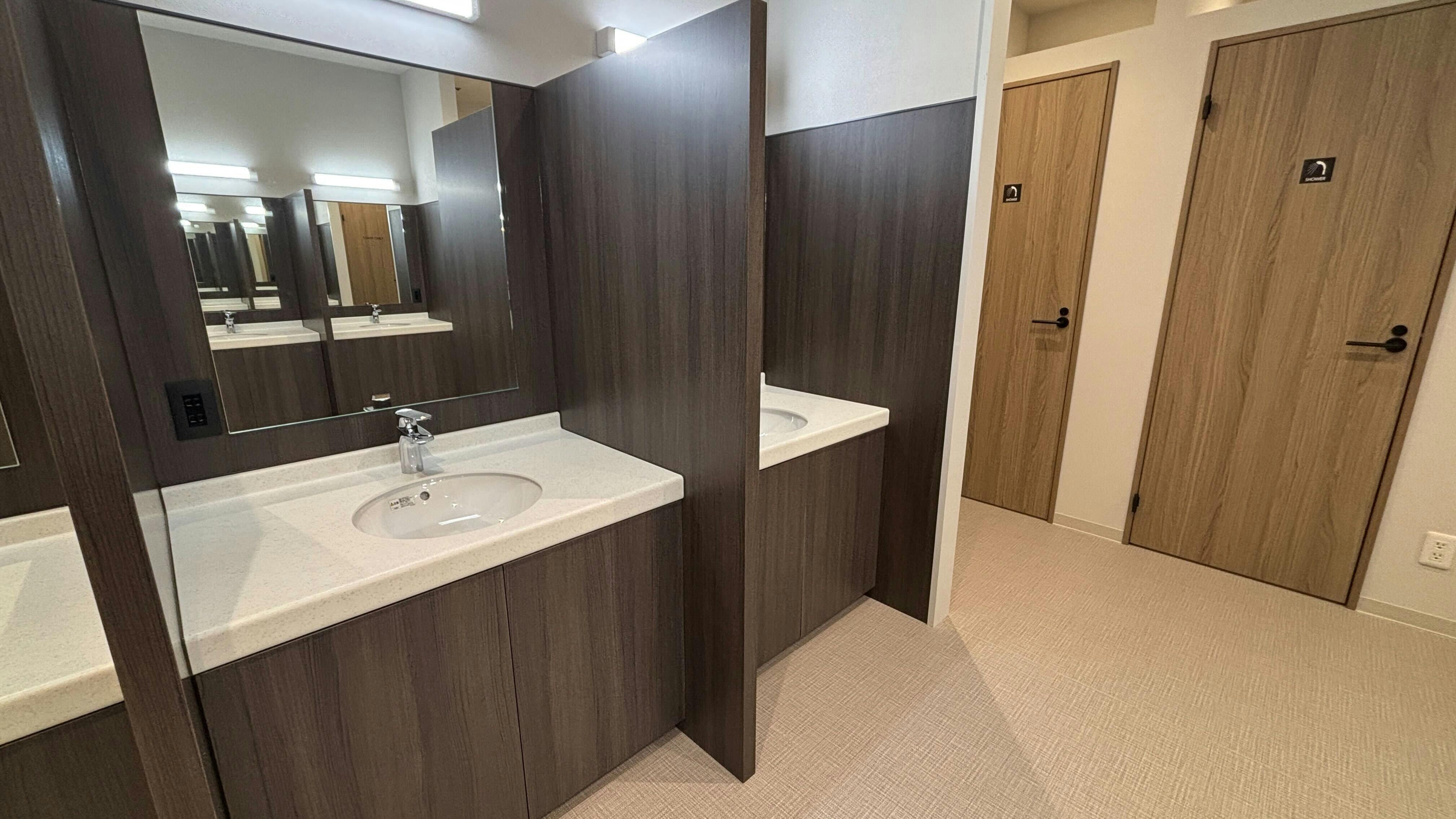 Kabin bisnis dengan bilik cuci bersama khusus