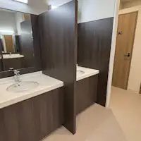 Kabin bisnis dengan bilik cuci bersama khusus