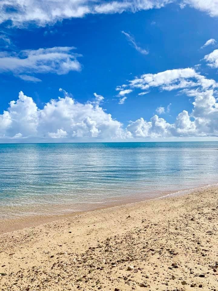 Pantai dapat dicapai dalam 10 menit berjalan kaki