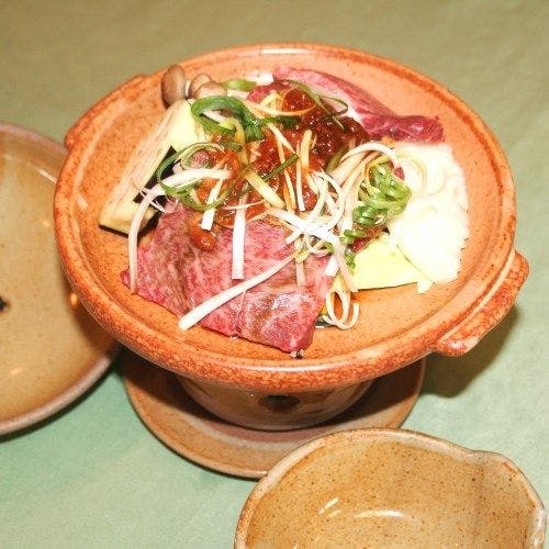 Rencana khusus☆Daging sapi Takachiho panggang di atas piring keramik