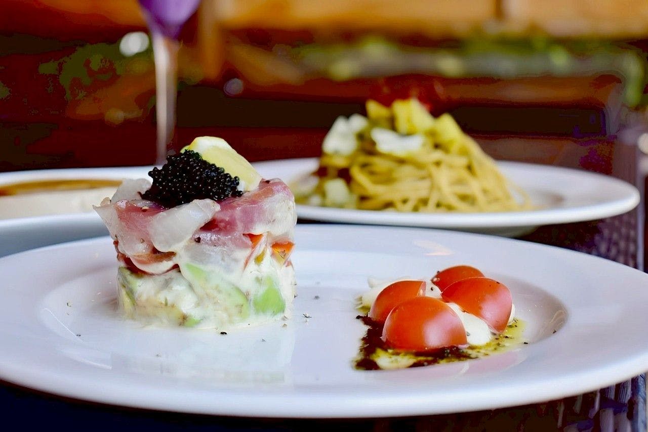 ดินเนอร์คอร์สที่เพลิดเพลินกับวัตถุดิบท้องถิ่นบนเกาะ