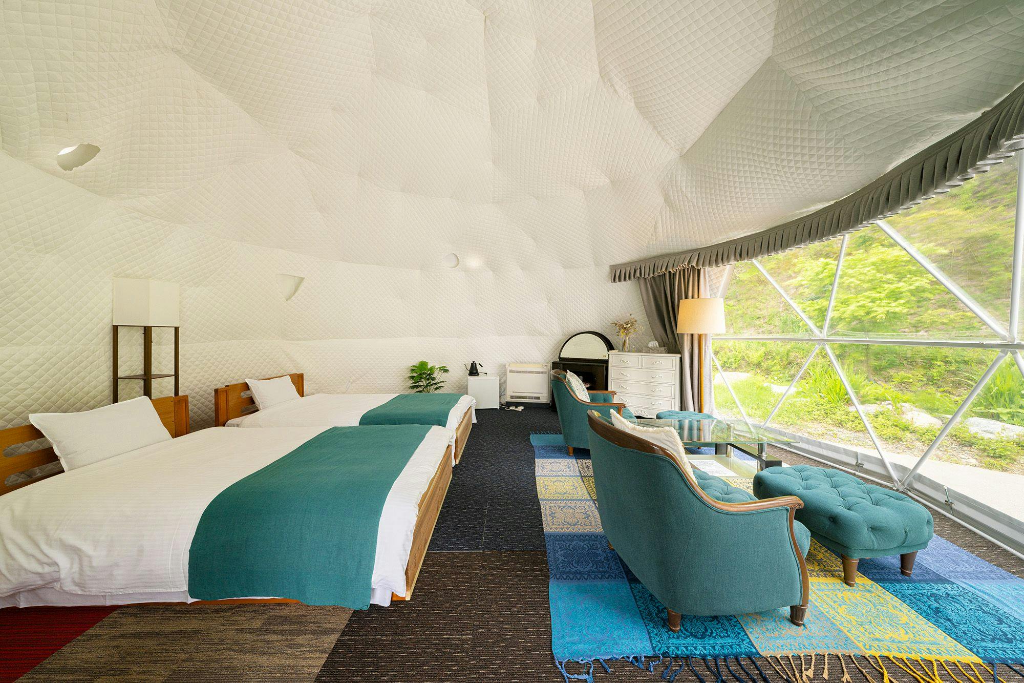 โดมโรแมนติกที่ตกแต่งภายในอย่างคลาสสิกและมีสไตล์