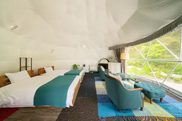 โดมโรแมนติกที่ตกแต่งภายในอย่างคลาสสิกและมีสไตล์