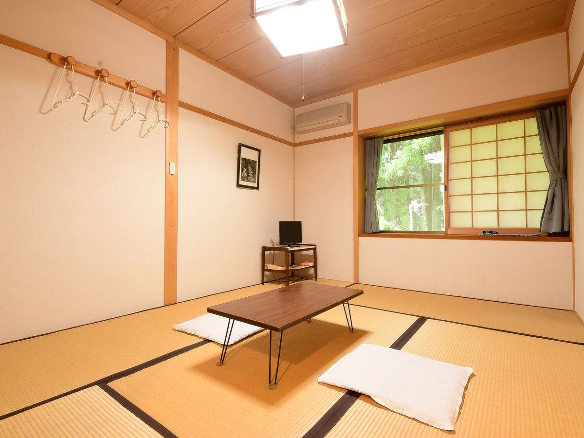 Kamar bergaya Jepang 6 tatami (contoh).
