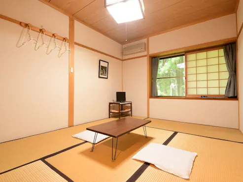 Kamar bergaya Jepang 6 tatami (contoh).