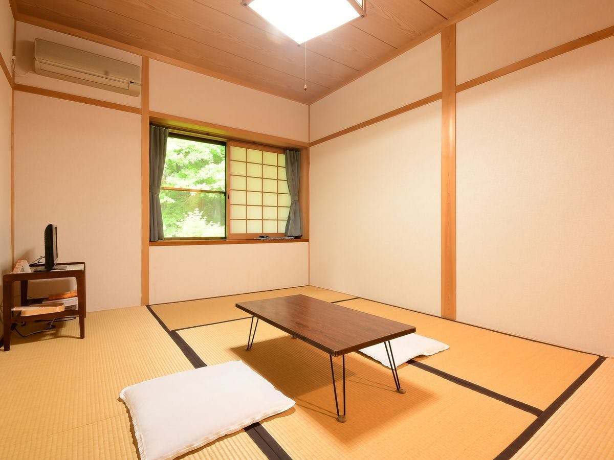 Kamar bergaya Jepang 6 tatami (contoh).