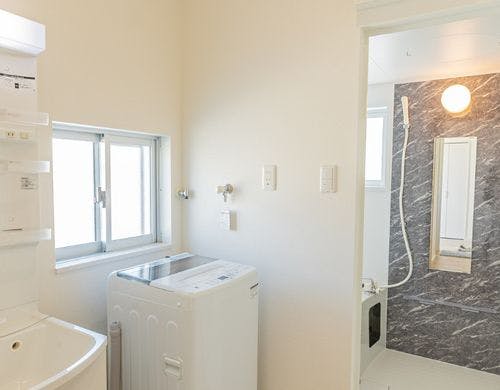 バスルームには洗濯機も完備