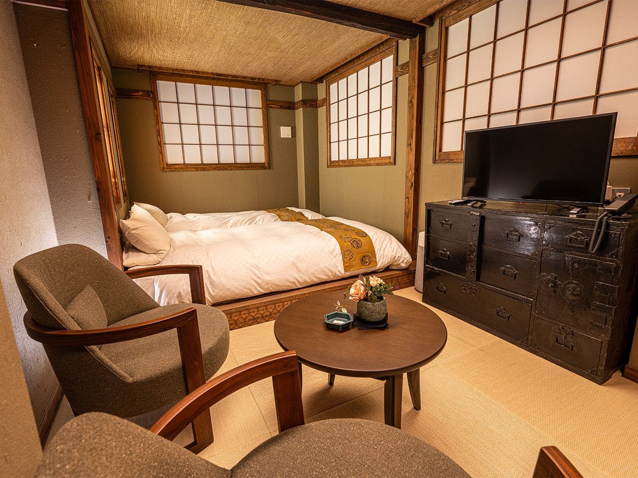 ห้องกิออน (ห้องพิเศษพร้อมอ่างอาบน้ำ/เตียงคู่)