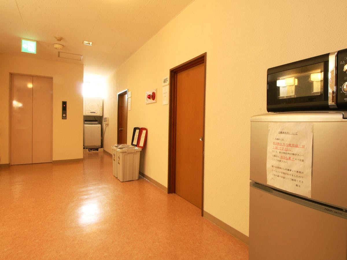 Peti sejuk dan ketuhar gelombang mikro boleh digunakan bersama.