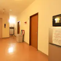 Peti sejuk dan ketuhar gelombang mikro boleh digunakan bersama.