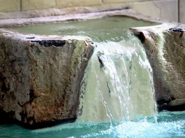 น้ำพุร้อนที่ไหลตรงจากแหล่งสามารถเข้าใช้ได้ตลอด 24 ชั่วโมง