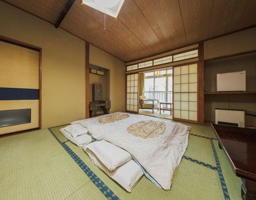 【和室8畳】和の雰囲気の中でゆったり寛ぐ